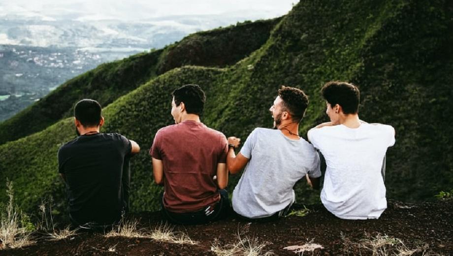 Male friends laughing - creidt Matheus Ferrero on unsplash
