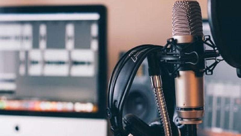 Podcast equipment photo credit Will Francis on unsplash